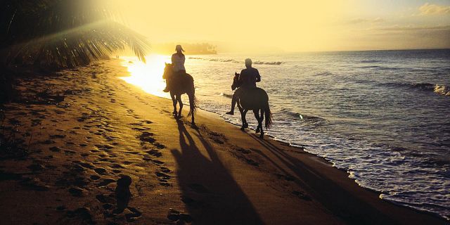 Romantic sunset horse riding on the riambel beach (2)